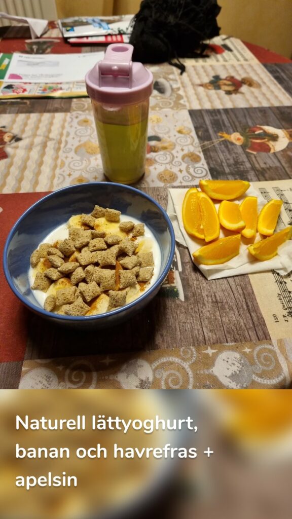Naturell lättyoghurt, banan och havrefras + apelsin