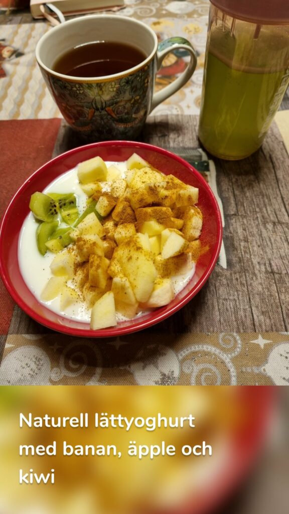 Naturell lättyoghurt med banan, äpple och kiwi