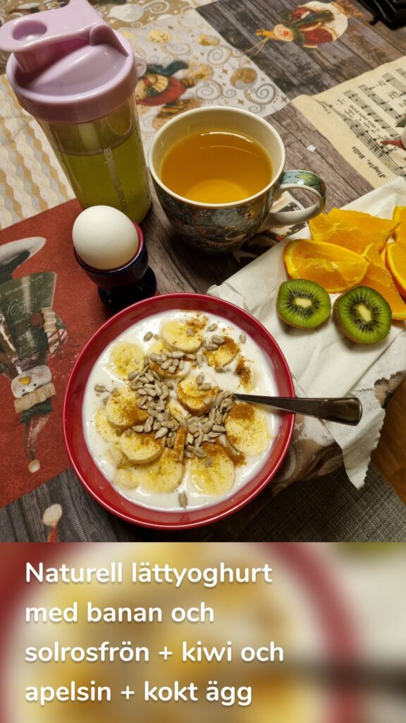 Naturell lättyoghurt med banan och solrosfrön + kiwi och apelsin + kokt ägg