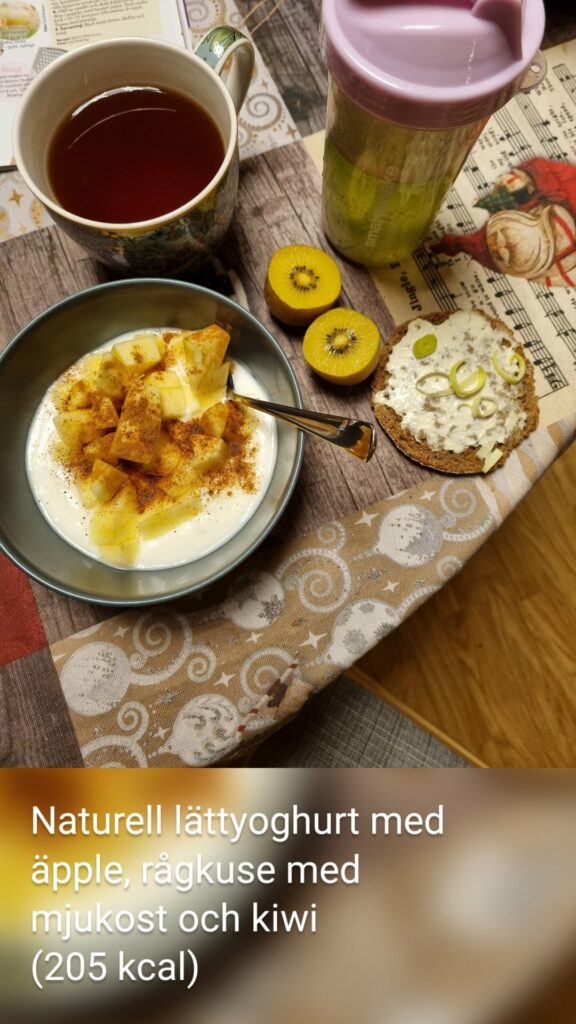 Naturell lättyoghurt med äpple, rågkuse med mjukost och kiwi (205 kcal)