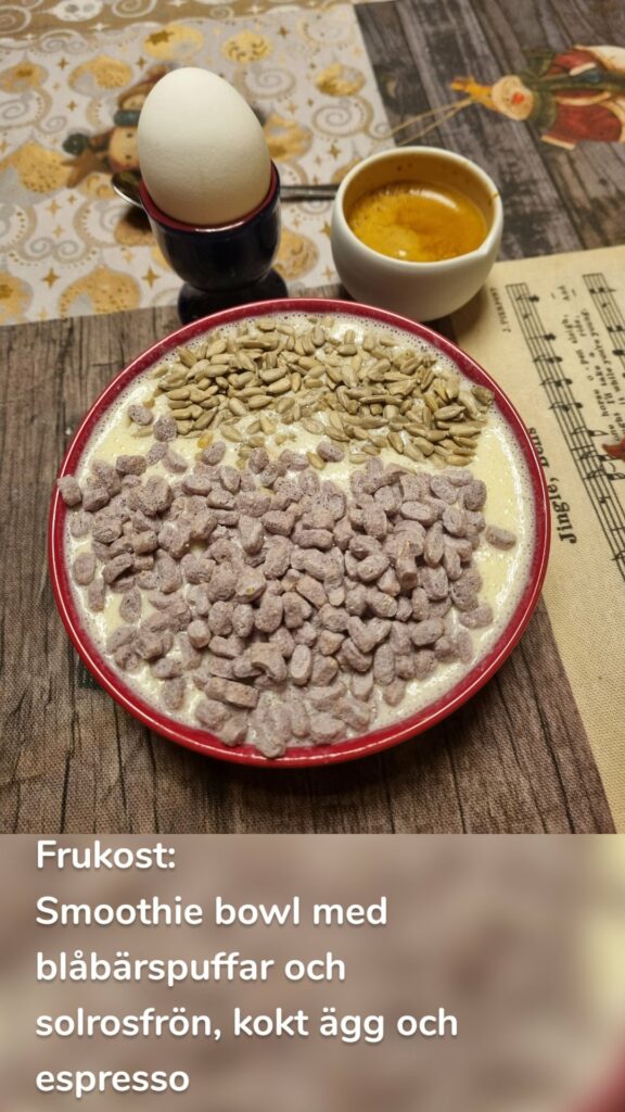 Frukost: 
Smoothie bowl med blåbärspuffar och solrosfrön, kokt ägg och espresso