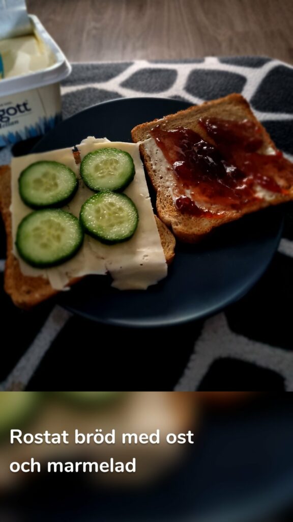 Rostat bröd med ost och marmelad