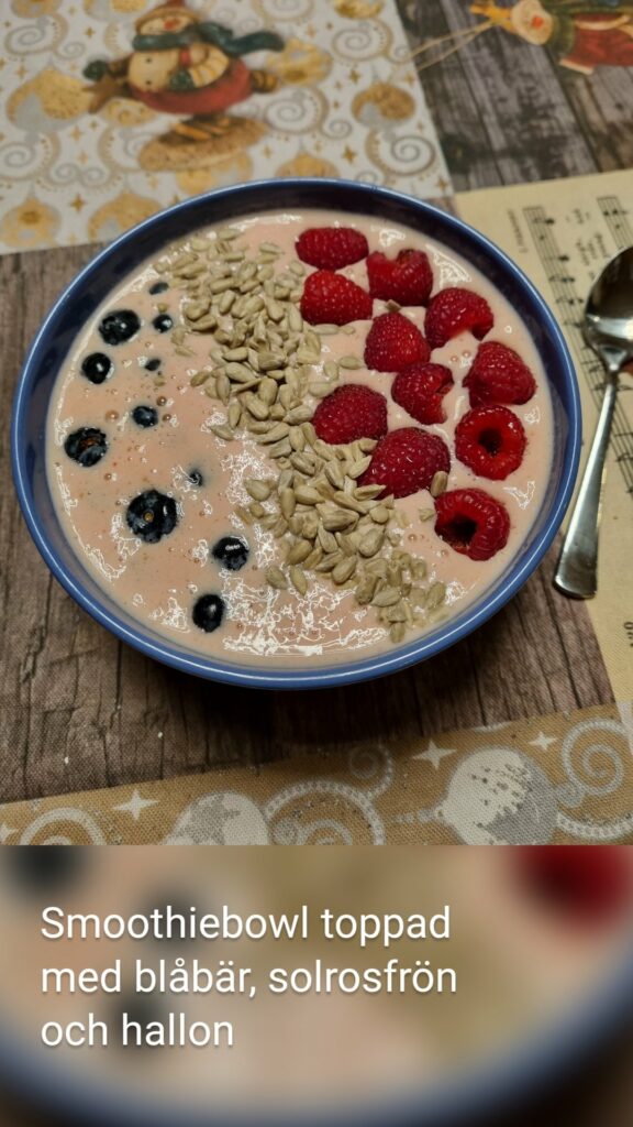 Smoothiebowl toppad med blåbär, solrosfrön och hallon 