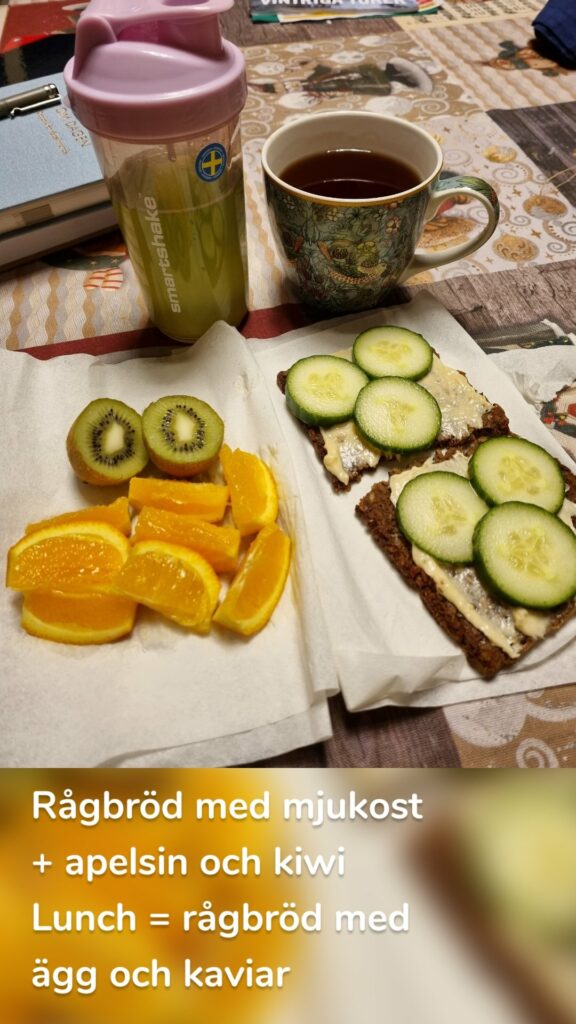 Rågbröd med mjukost + apelsin och kiwi Lunch = rågbröd med ägg och kaviar