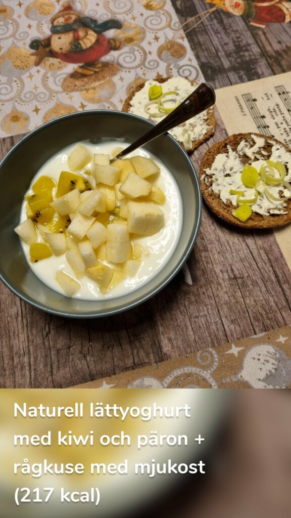 Naturell lättyoghurt med kiwi och päron + rågkuse med mjukost (217 kcal)