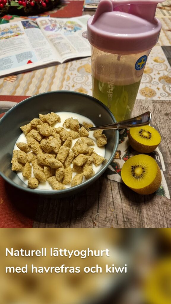 Naturell lättyoghurt med havrefras och kiwi