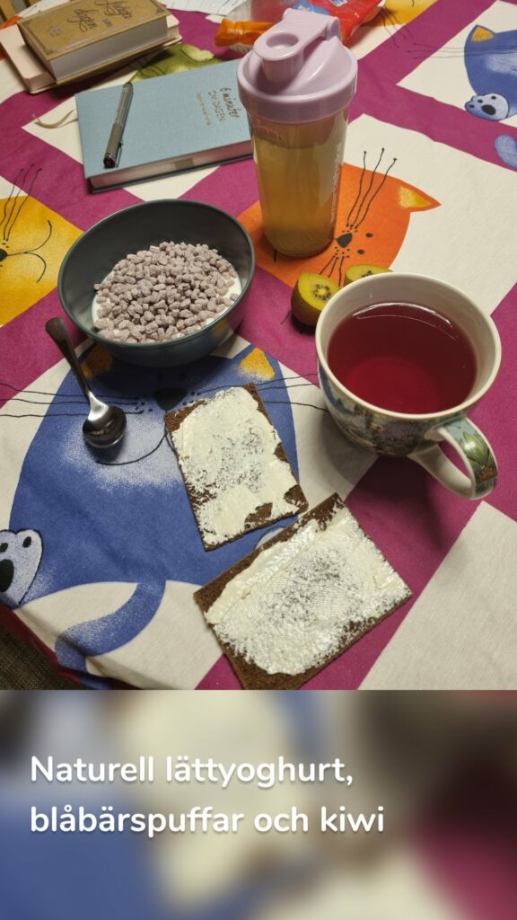 Naturell lättyoghurt, blåbärspuffar och kiwi