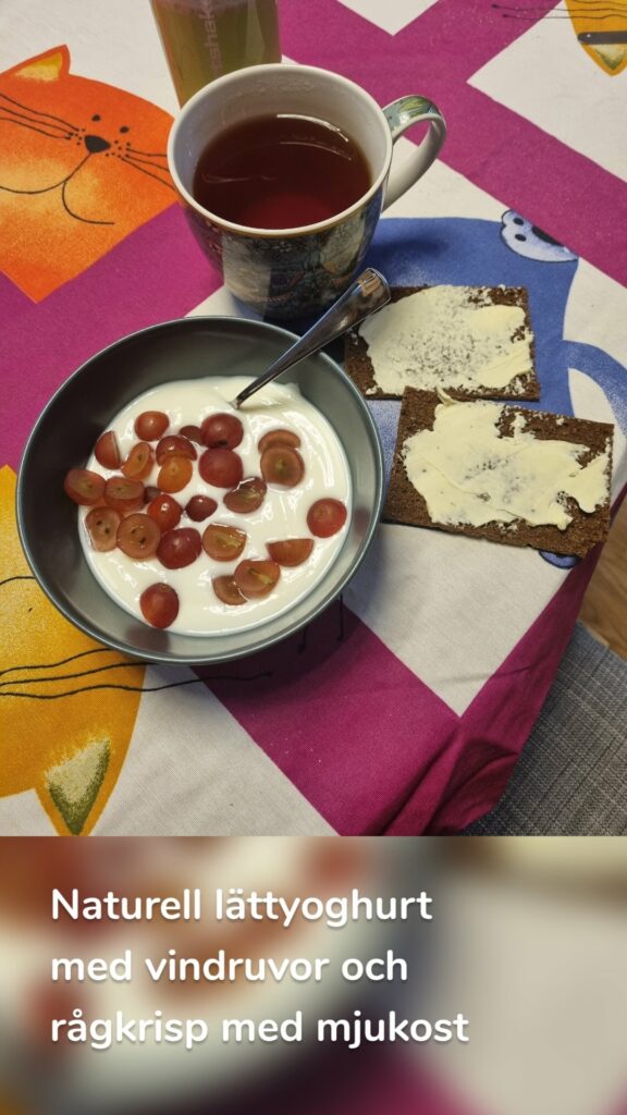 Naturell lättyoghurt med vindruvor och rågkrisp med mjukost